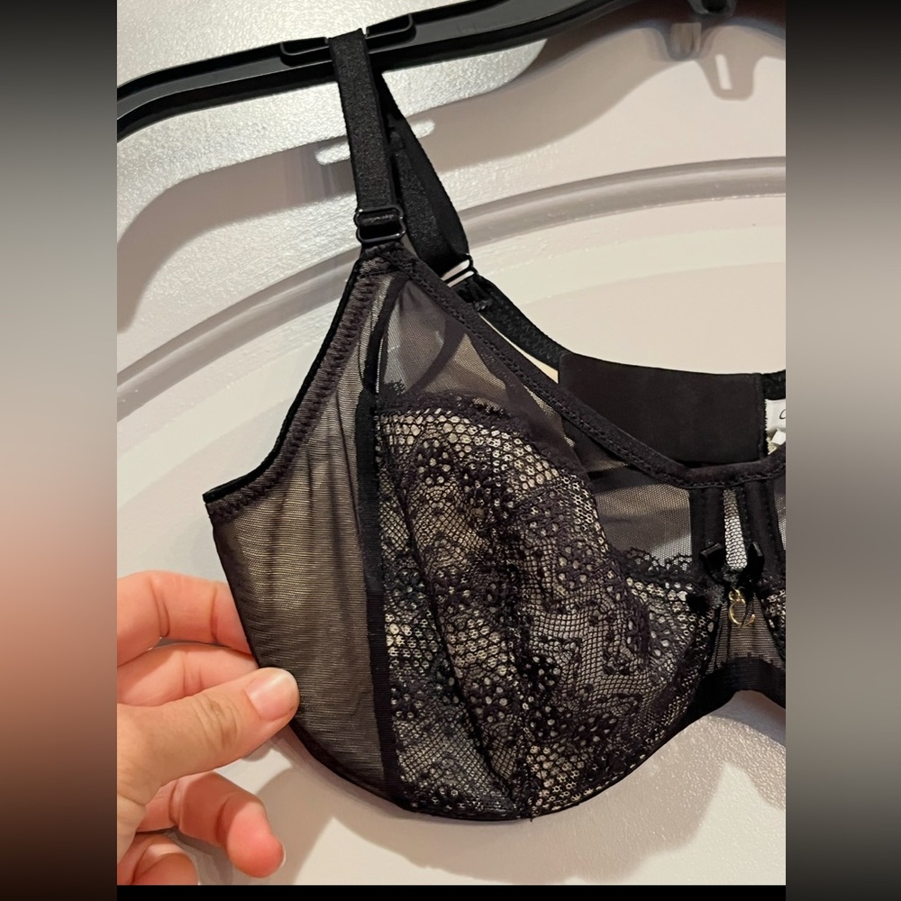 Chantelle Black Lace double lined Women's Bra. Absolutely gorgeous!! - Picture 3 of 6